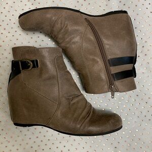 BareTraps Neutral Booties 8.5